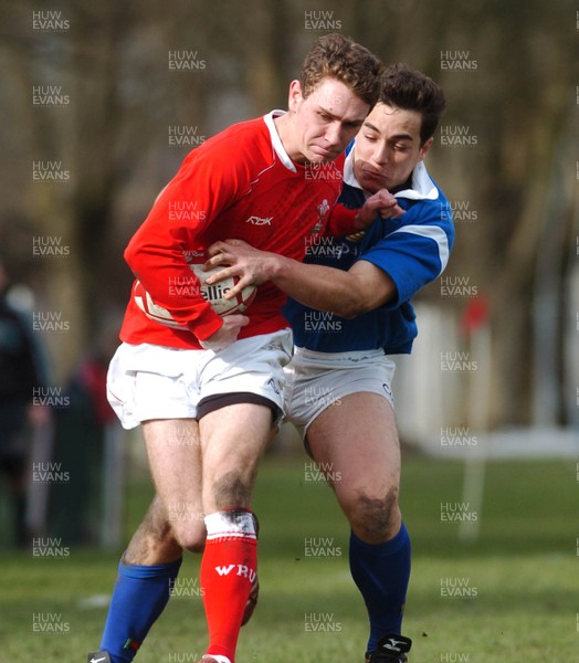 11.03.07 - Under 18 Six Nations Wales u18 v Italy u18 Wales' James Loxton tries to break through 