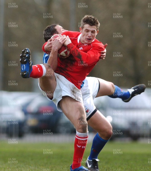 11.03.07 - Under 18 Six Nations Wales u18 v Italy u18 Wales' Jason Tovey takes a high ball 