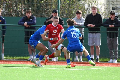 140326 - Wales U18 v Italy U18 - Dylan Quin of Wales is tackled by Nelson Oyekan Misantoni (14) and Edoardo Vallerini of Italy