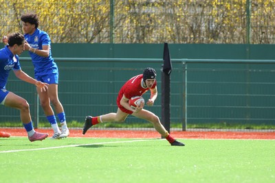 140326 - Wales U18 v Italy U18 - Sam Morgan of Wales crosses to score a try