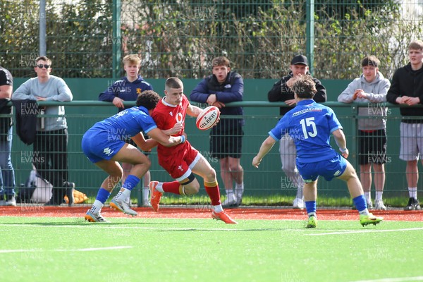 140326 - Wales U18 v Italy U18 - Dylan Quin of Wales is tackled by Nelson Oyekan Misantoni (14) and Edoardo Vallerini of Italy