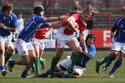 22.03.09 Wales vs. Italy. Under 18's 6 Nations. Rhodri Jones powers through Gianmarco Duca(R) as Gianomo Brancoli closes in. 