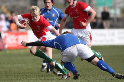 22.03.09 Wales vs. Italy. Under 18's 6 Nations. Aled Davies hands off Piermaria Leso. 