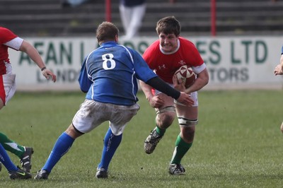22.03.09 Wales vs. Italy. Under 18's 6 Nations. Edward Siggery takes on Andrea Lupetti.  