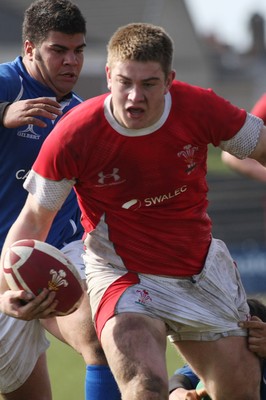 22.03.09 Wales vs. Italy. Under 18's 6 Nations. Rhodri Jones powers through Guglielmo Plazzani(L) & Jacopo Tassara to score for Wales. 