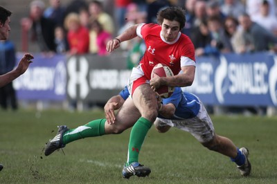 22.03.09 Wales vs. Italy. Under 18's 6 Nations. Luke Williams can't escape from the diving tackle Tommaso Castello. 