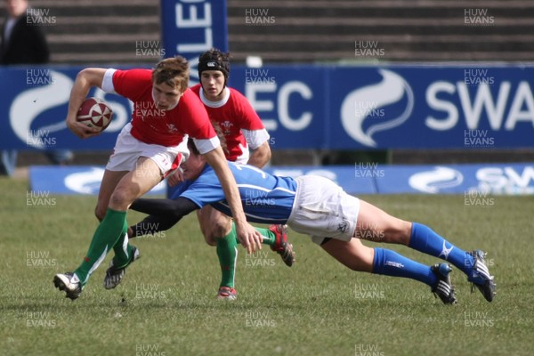 22.03.09 Wales vs. Italy. Under 18's 6 Nations. Tom Prydie leaves Luca Mosiri clutching at thin air. 