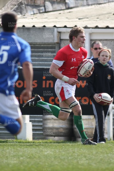 22.03.09 Wales vs. Italy. Under 18's 6 Nations. Thomas Young races up the touch line to score Wales' first try. 