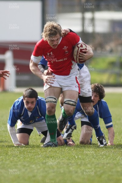 22.03.09 Wales vs. Italy. Under 18's 6 Nations. David Barry leaves Italian defenders in his wake as he charges out of defence. 