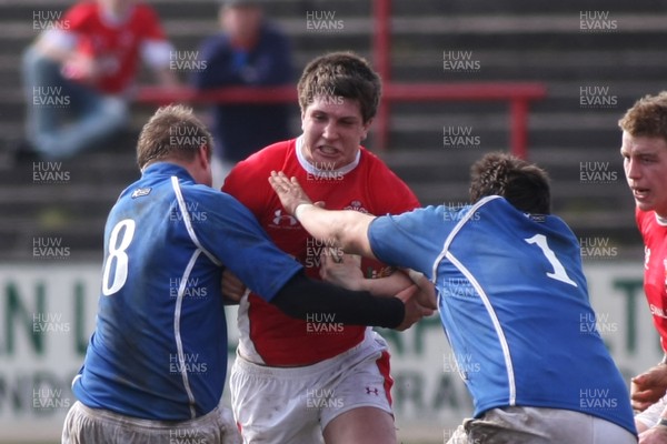 22.03.09 Wales vs. Italy. Under 18's 6 Nations. Edward Siggery can't find a way through the tackles of Andrea lupetti(8) & Nicolo Quaglio. 