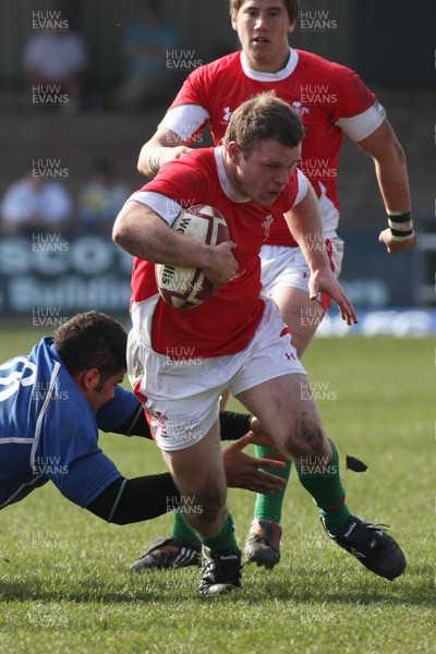 22.03.09 Wales vs. Italy. Under 18's 6 Nations. Gareth Harvey steps through the diving tackle of Guglielmo Palazzani. 