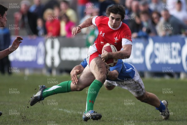 22.03.09 Wales vs. Italy. Under 18's 6 Nations. Luke Williams can't escape from the diving tackle Tommaso Castello. 