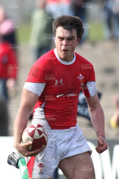 22.03.09 Wales vs. Italy. Under 18's 6 Nations. Jack Gadd's determination shows as he races in to score another try for Wales. 