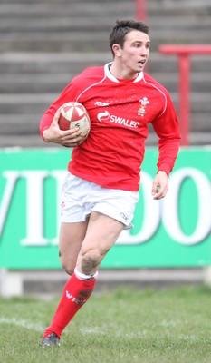 16.03.08 ..  Wales U18 v Scotland U18, Aberavon -  Wales' Kristian Phillips breaks away to score try 