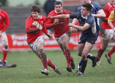 16.03.08 ..  Wales U18 v Scotland U18, Aberavon -  Wales' Gareth Davies tries to hold off Alun Walker 