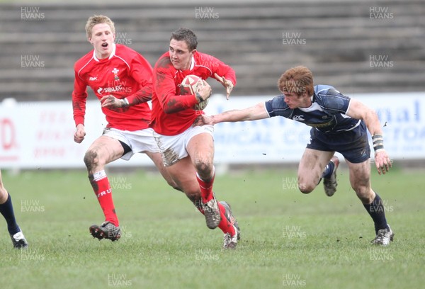 16.03.08 ..  Wales U18 v Scotland U18, Aberavon -  Wales' Ashley beck looks to break away from Scotland's Michael Fedd 
