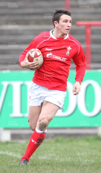 16.03.08 ..  Wales U18 v Scotland U18, Aberavon -  Wales' Kristian Phillips breaks away to score try 