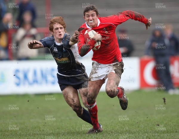 16.03.08 ..  Wales U18 v Scotland U18, Aberavon -  Wales' Matthew Jarvis breaks away from Scotland's Michael Fedo 