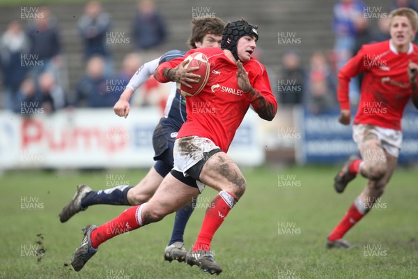 16.03.08 ..  Wales U18 v Scotland U18, Aberavon -  Wales' Adam Hughes races away to score try 