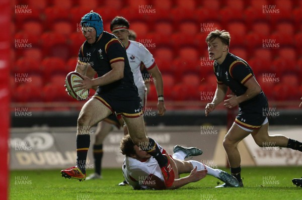 120417 - Wales U18s v Canada U18s - Under 18 International Series - Tom Hoppe of Wales runs in to score a try