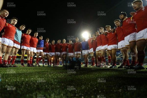 080417 - Wales U18s v Scotland U18s - Under 18 International Series - Wales team huddle at full time