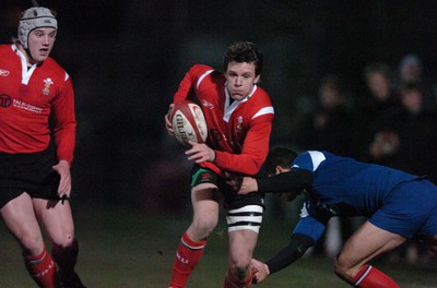 16.03.06  Wales u19 v France U19, Aberavon  Wales James Lewis gets past Huguet  