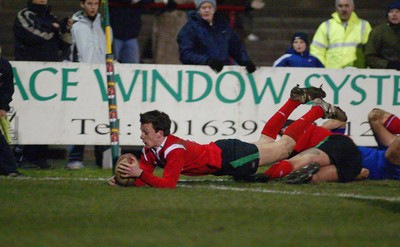 16.03.06...Wales U19 v France U19, Aberavon Wales' Robert Lewis dives over to score try 