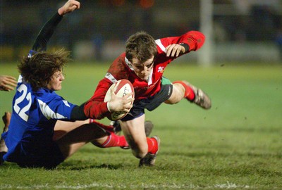 16.03.06...Wales U19 v France U19, Aberavon Wales' Robert Lewis powers over to score try 