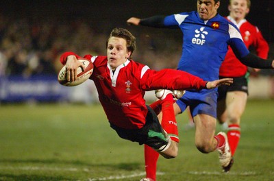 16.03.06...Wales U19 v France U19, Aberavon Wales' James Lewis dives over to score try 