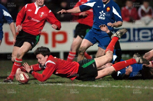 16.03.06  Wales u19 v France U19, Aberavon  Wales Robert Lewis scores the second try  