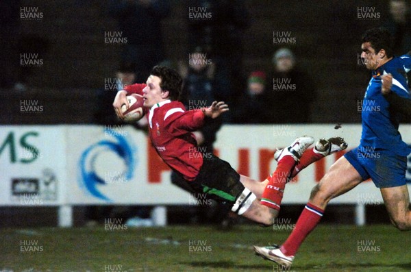 16.03.06  Wales u19 v France U19, Aberavon  Wales James Lewis scores the third try  