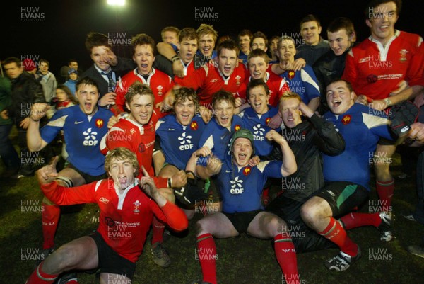 16.03.06  Wales u19 v France U19, Aberavon  Wales team celebrate their Grand Slam  