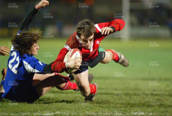 16.03.06...Wales U19 v France U19, Aberavon Wales' Robert Lewis powers over to score try 
