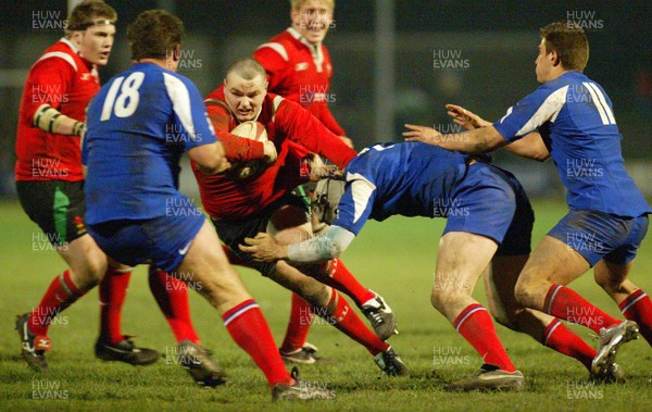16.03.06...Wales U19 v France U19, Aberavon Wales' Ken neth Owen pressures the French defence 