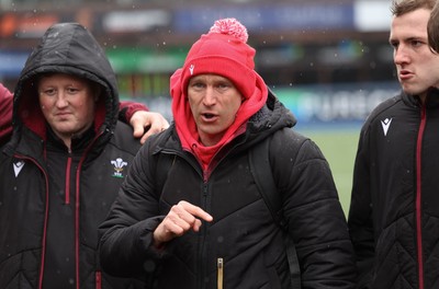 290326 - Wales U19 v Ireland U19 - Head coach Richard Whiffin speaks to the players at the end of the match