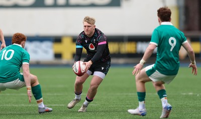 290326 - Wales U19 v Ireland U19 - Lloyd Lucas of Wales takes on Owen O’Kane of Ireland and Fergus Callington of Ireland