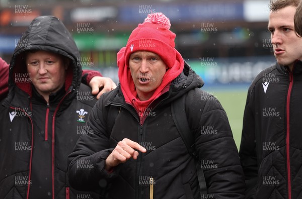 290326 - Wales U19 v Ireland U19 - Head coach Richard Whiffin speaks to the players at the end of the match
