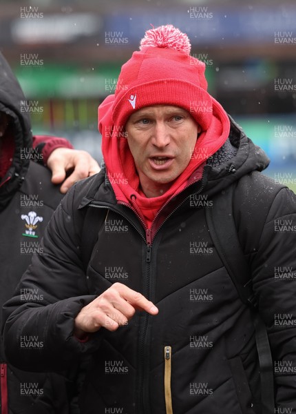 290326 - Wales U19 v Ireland U19 - Head coach Richard Whiffin speaks to the players at the end of the match