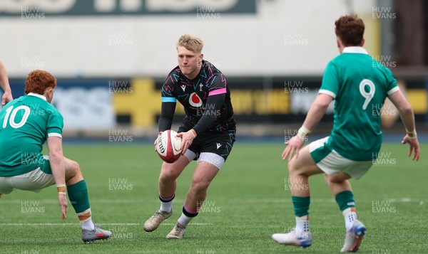 290326 - Wales U19 v Ireland U19 - Lloyd Lucas of Wales takes on Owen O’Kane of Ireland and Fergus Callington of Ireland