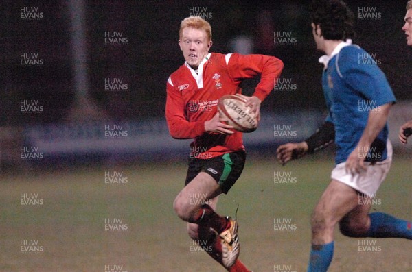 090306  SportWales U19  v Italy U19 Aberavon Wales' Jimmy Norris makes a break     