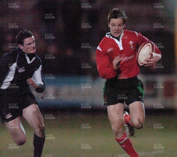 090205 - Wales U19 v Scotland U19,  Aberavon - Wales' James Lewis breaks away 