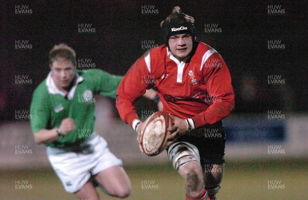 090205 - Wales U19 v Scotland U19, Aberavon -  Wales' Lewis Evans breaks away 