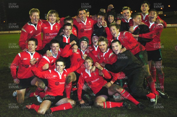 090205 - Wales U19 v Scotland U19, Aberavon -  Wales' team celebrate their win 