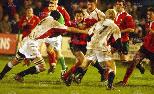 030205 - Wales U19s v England U19s - Wales' Martin Roberts holds off James Inglis as he makes break