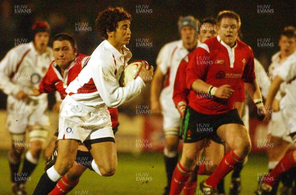 030205 - Wales U19s v England U19s - England's Danny Cipriani makes a break