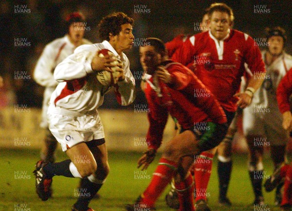 030205 - Wales U19s v England U19s - England's Danny Cipriani makes a break