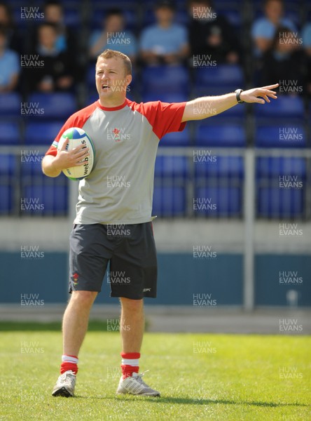 04.06.08 - Wales Under 20 Rugby Training - Wales Under 20 head coach, Patrick Horgan directs training. 