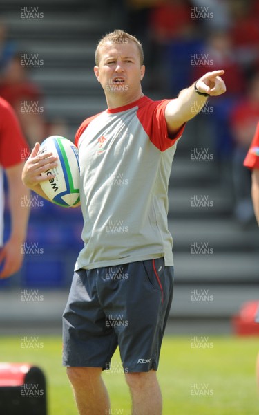 04.06.08 - Wales Under 20 Rugby Training - Wales Under 20 head coach, Patrick Horgan directs training. 