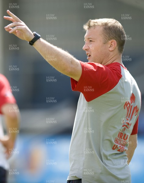 04.06.08 - Wales Under 20 Rugby Training - Wales Under 20 head coach, Patrick Horgan directs training. 