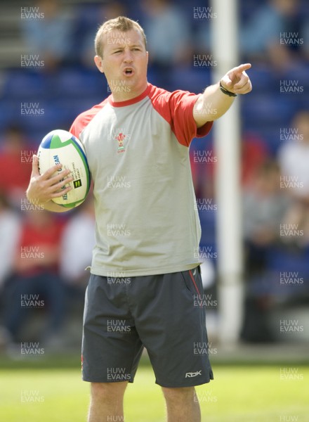 04.06.08 - Wales Under 20 Rugby Training - Wales Under 20 head coach, Patrick Horgan directs training. 